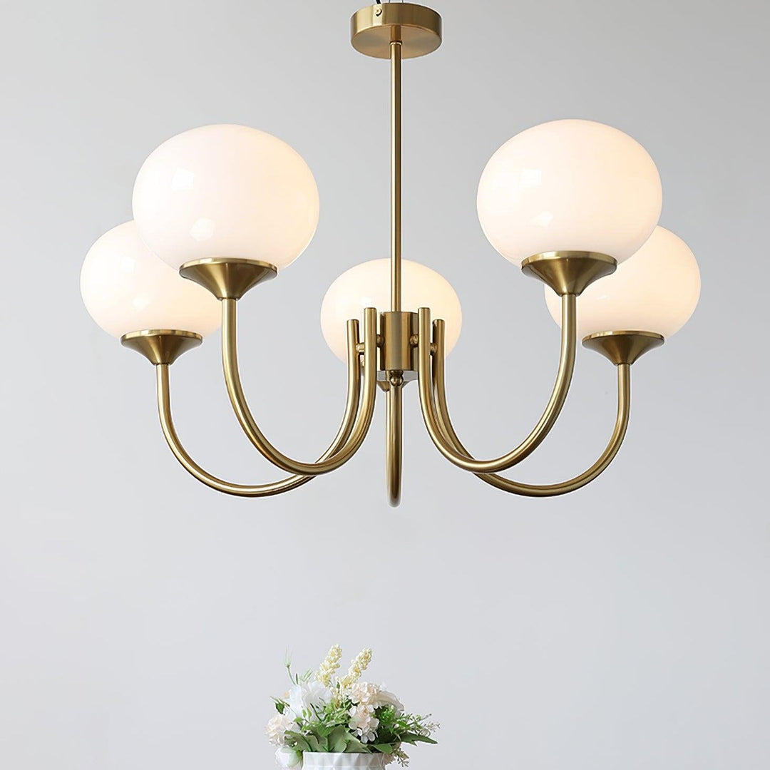 LumiRosé: Lampadario di design con finitura dorata e paralumi in vetro