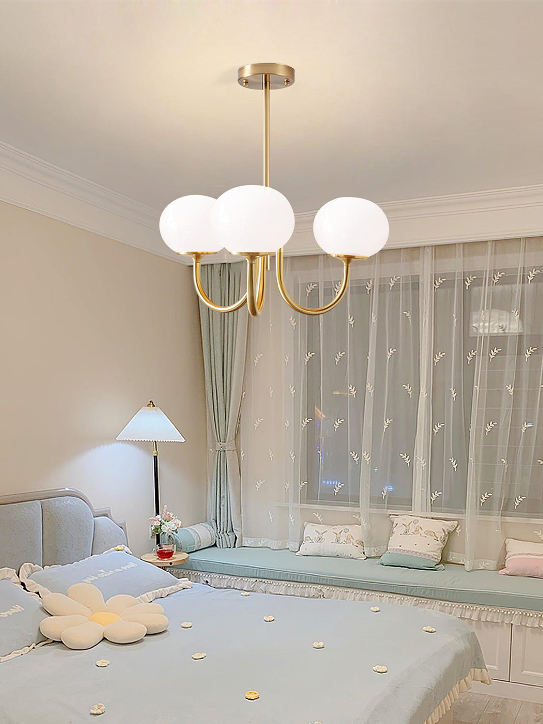 LumiRosé: Lampadario Designer con finitura dorata e paralumi in vetro