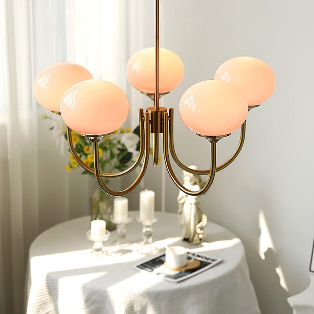 LumiRosé: Lampadario di design con finitura dorata e paralumi in vetro
