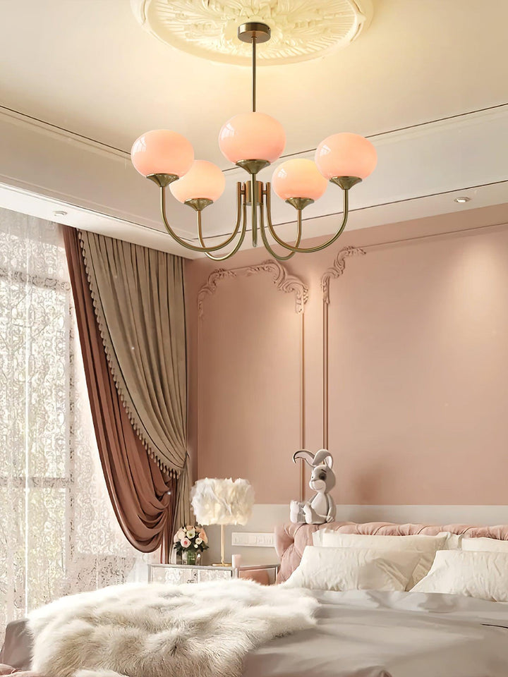LumiRosé: Lampadario Designer con finitura dorata e paralumi in vetro