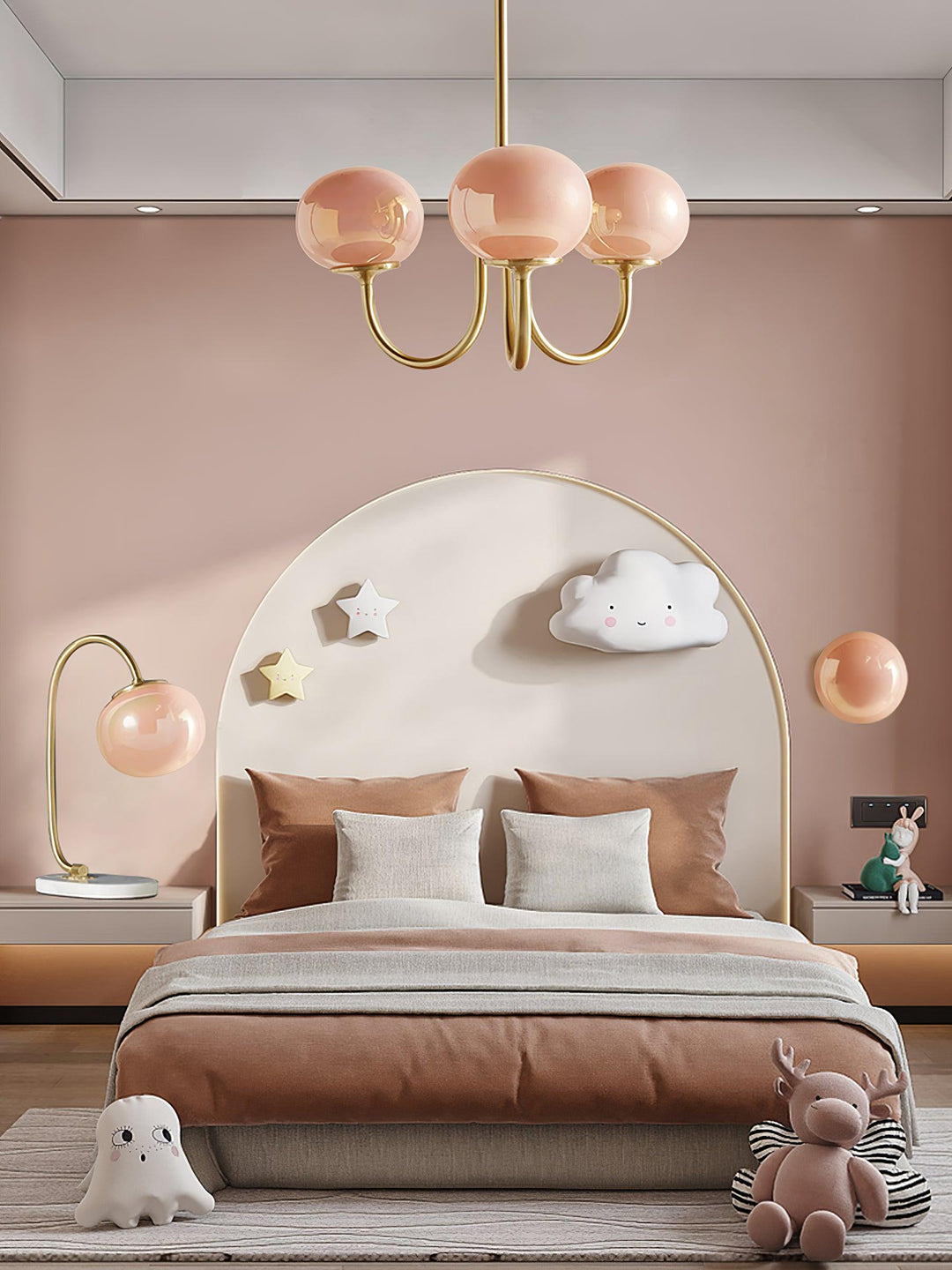 LumiRosé: Lampadario di design con finitura dorata e paralumi in vetro