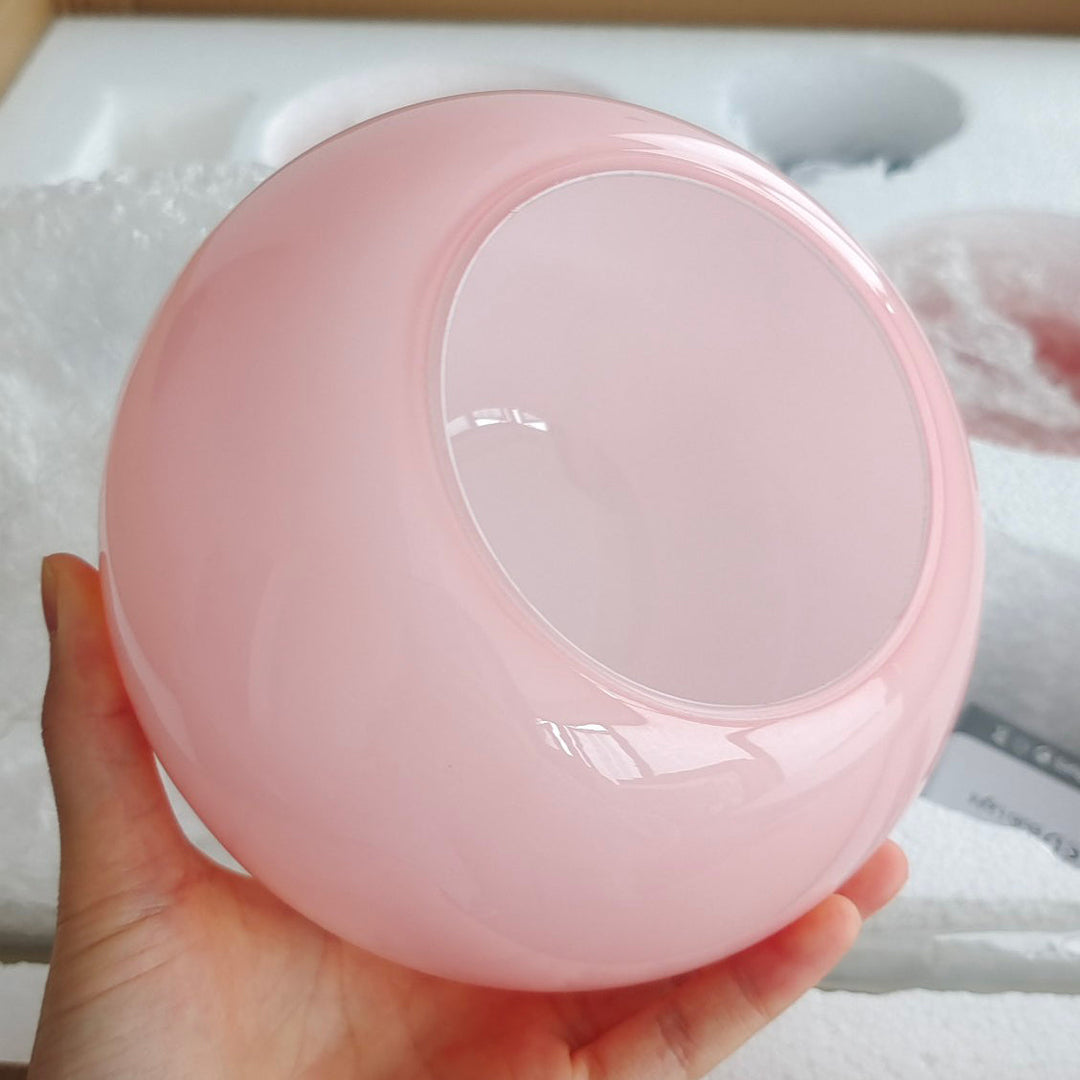 LumiRosé: Lampadario Designer con finitura dorata e paralumi in vetro