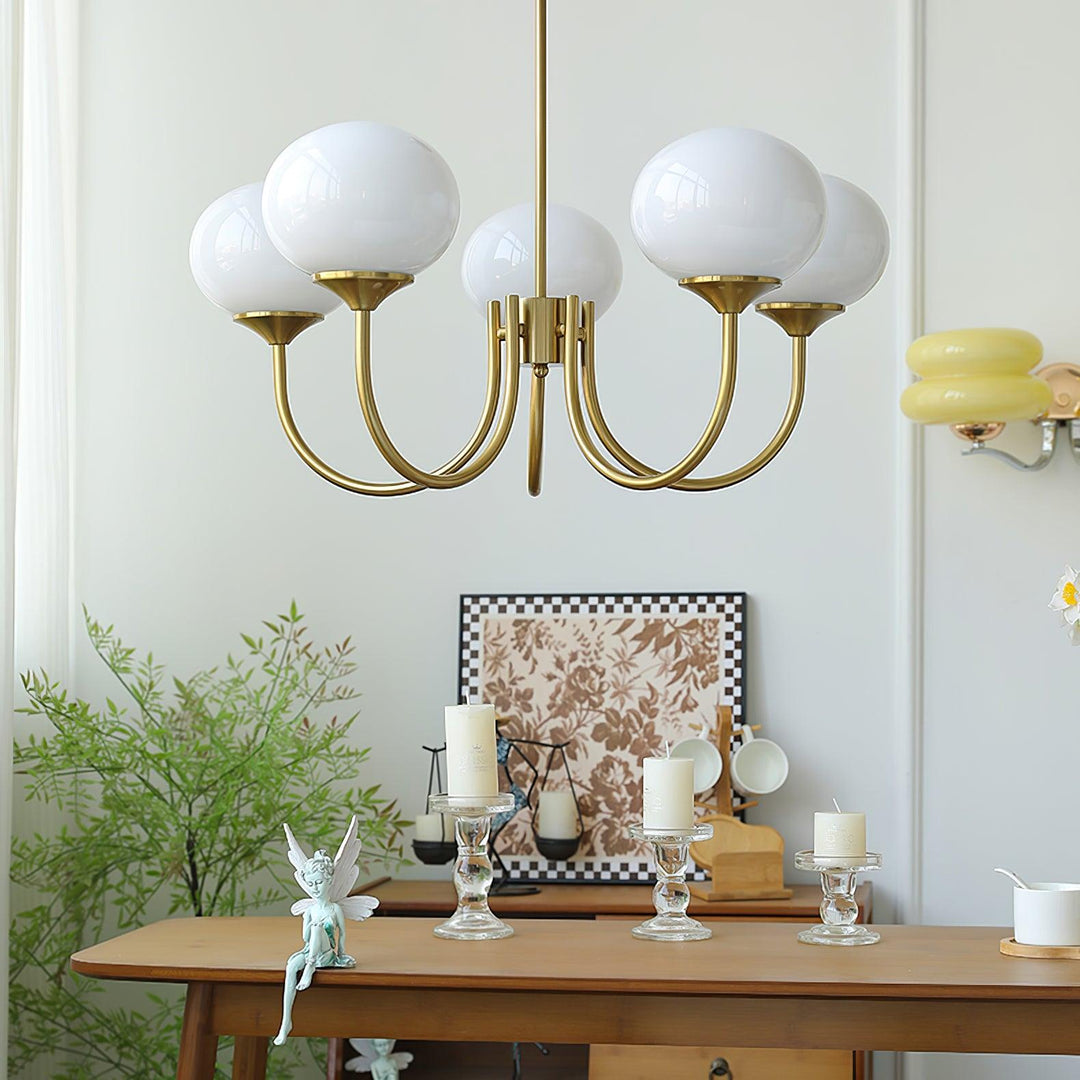 LumiRosé: Lampadario Designer con finitura dorata e paralumi in vetro