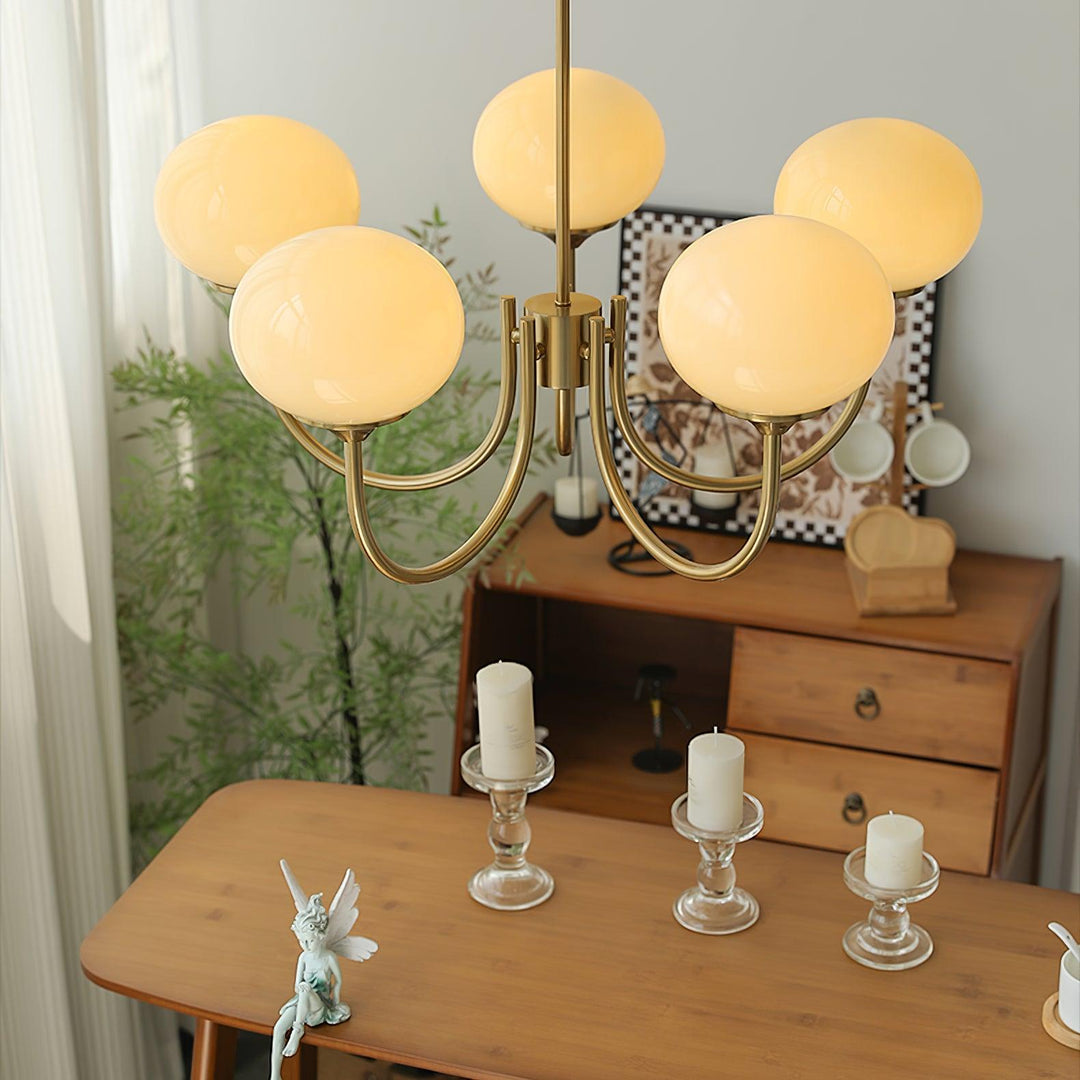 LumiRosé: Lampadario Designer con finitura dorata e paralumi in vetro