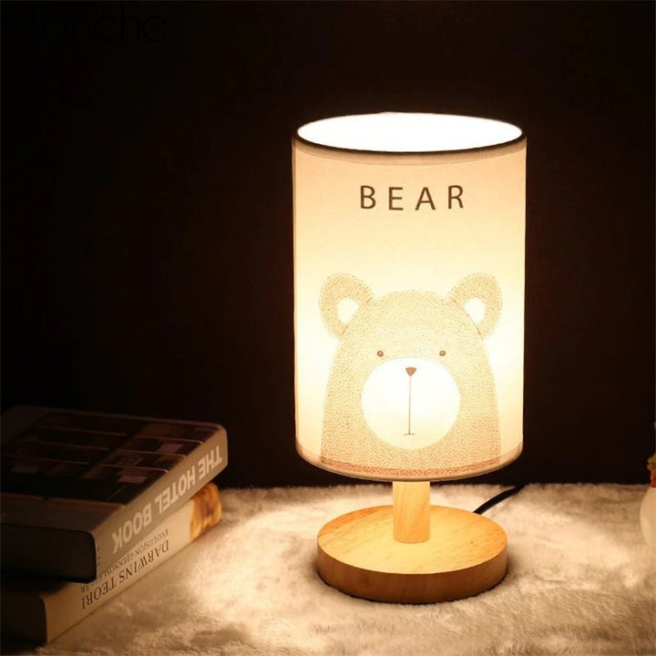 LumiTier: Lampada da tavolo con base in legno e motivi animali – Luce decorativa per camerette e soggiorni