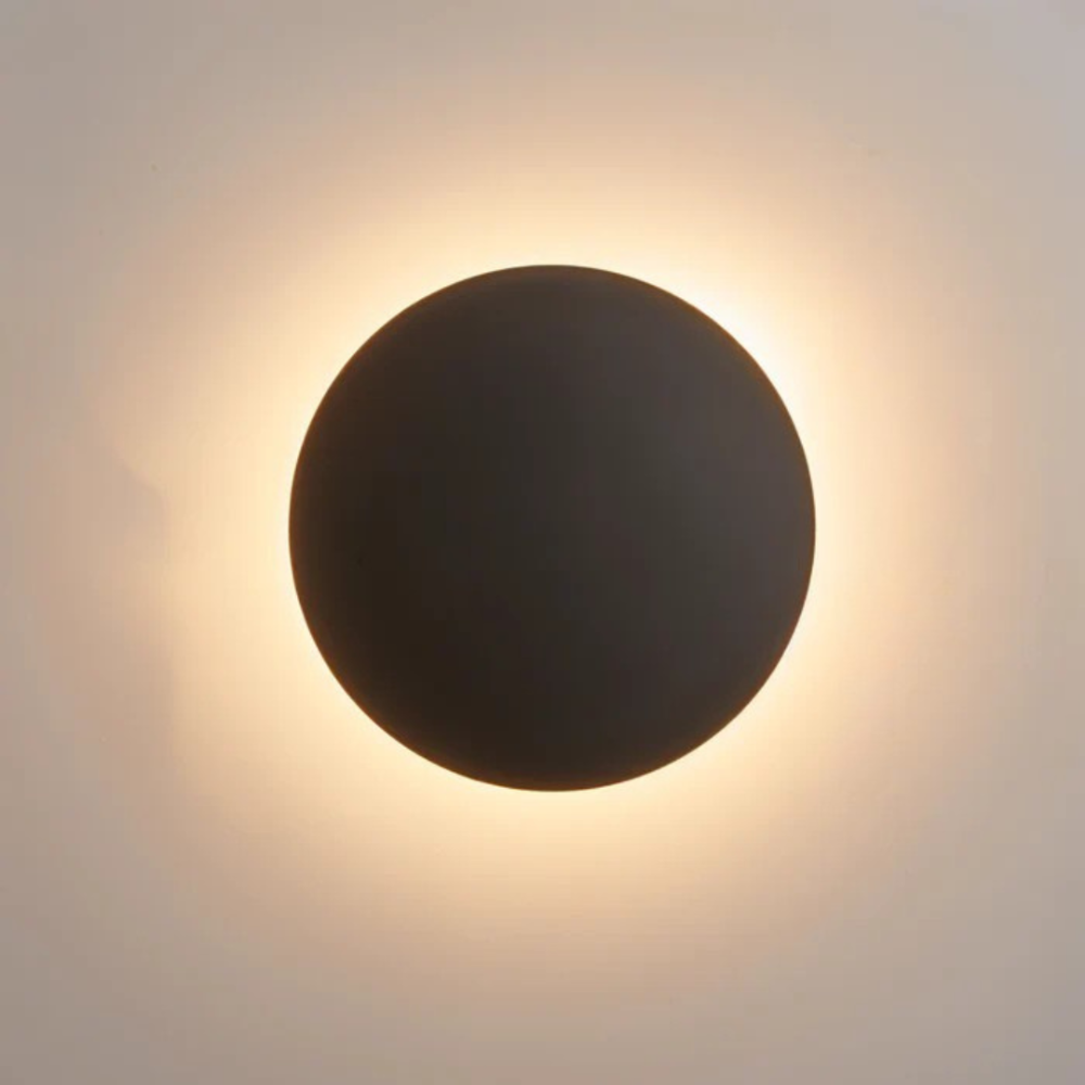 LumoLite: Applique LED rotonda in ferro con luce bianca calda e design moderno – per soggiorno e camera da letto