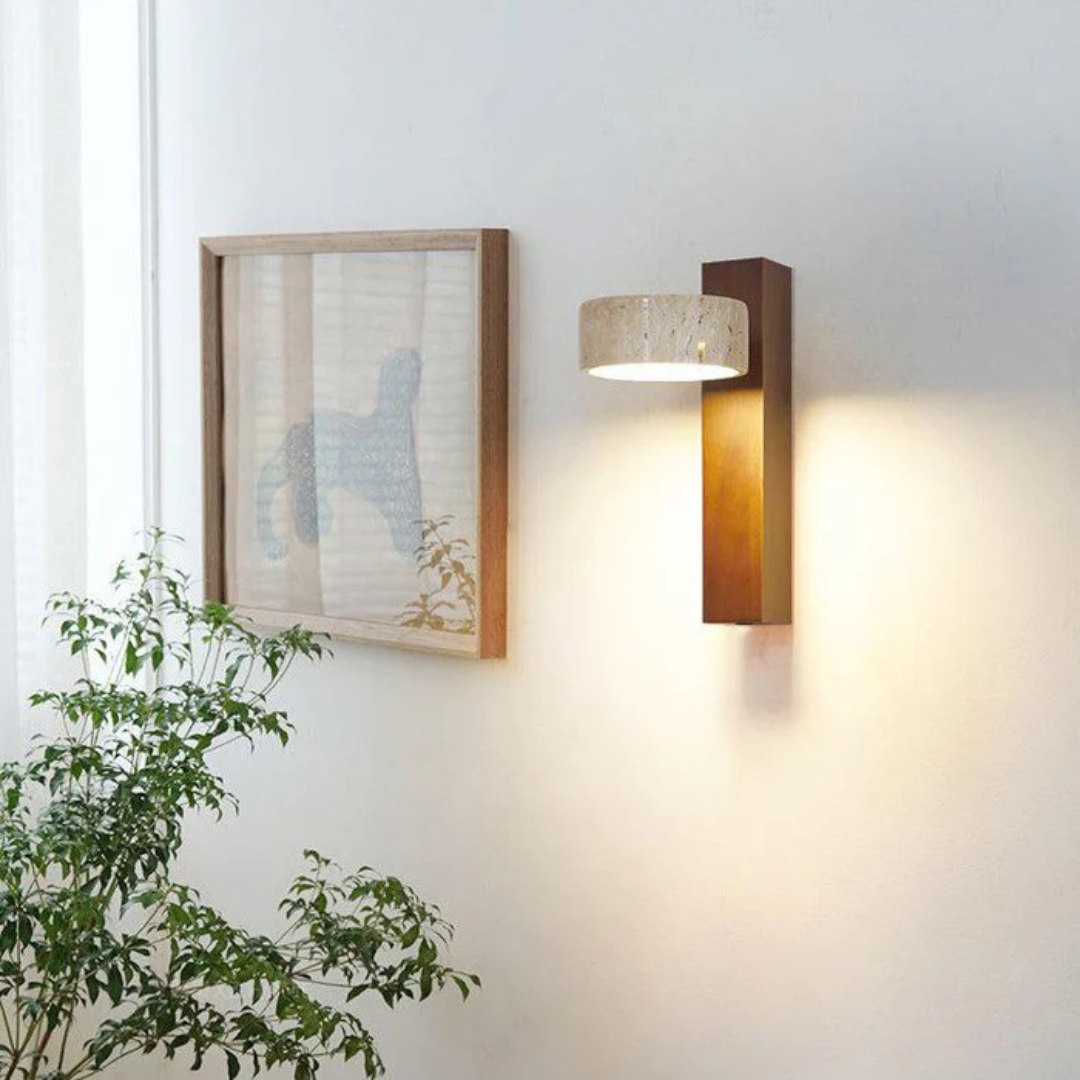 LumoTerra: Elegante Applique LED 1-fiamma in Pietra Naturale Travertino e Legno – per Soggiorno e Corridoio