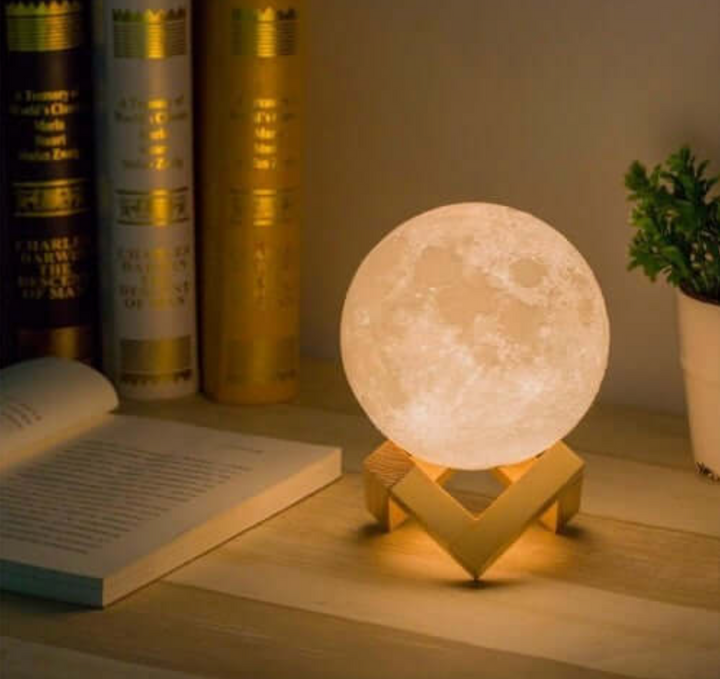 LunaGlanz: Lampada LED a forma di Luna – Senza fili, Dimmerabile e Ricaricabile con Telecomando e Base in Legno