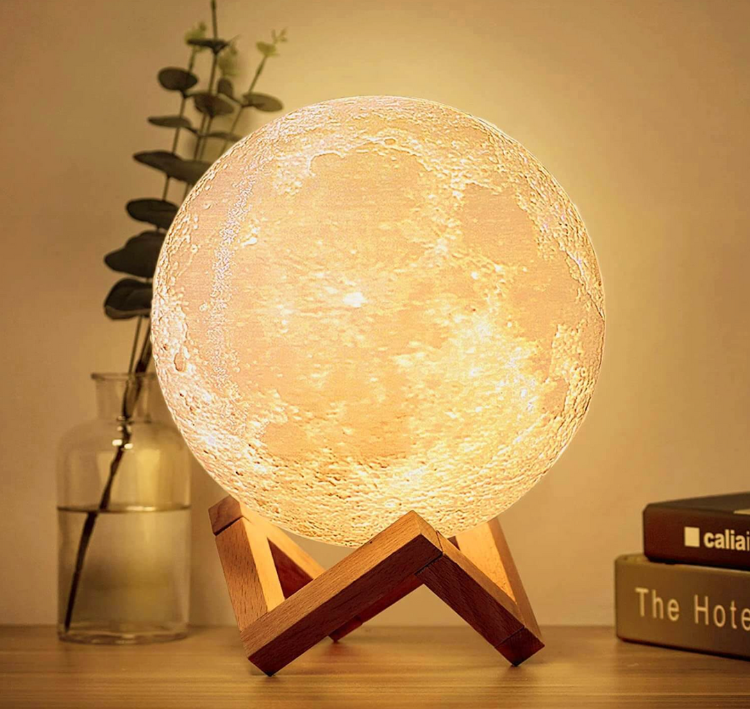 LunaGlanz: Lampada LED a forma di Luna – Senza fili, Dimmerabile e Ricaricabile con Telecomando e Base in Legno