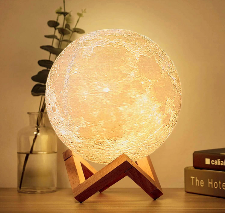 LunaGlanz: Lampada LED a forma di Luna – Senza fili, Dimmerabile e Ricaricabile con Telecomando e Base in Legno
