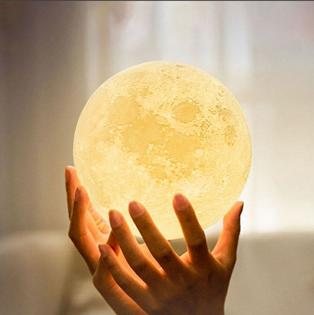 LunaGlanz: Lampada LED a forma di Luna – Senza fili, Dimmerabile e Ricaricabile con Telecomando e Base in Legno