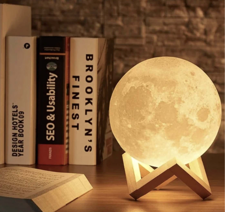 LunaGlanz: Lampada LED a forma di Luna – Senza fili, Dimmerabile e Ricaricabile con Telecomando e Base in Legno