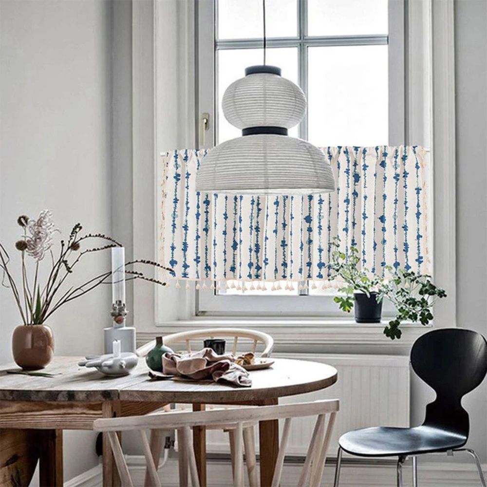 MarisBlau: Tendaggi blu con design geometrico e pompon – affascinanti per spazi abitativi e cucine