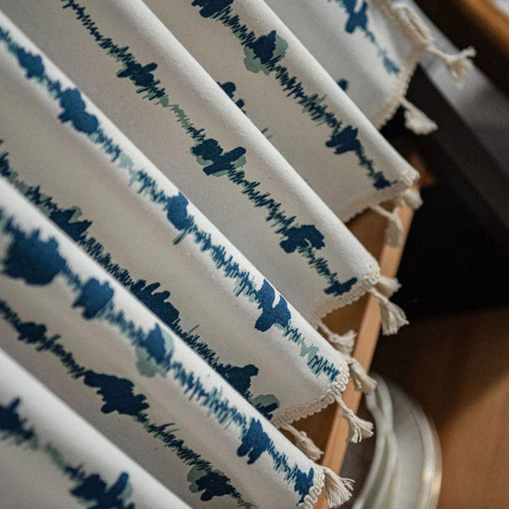 MarisBlau: Tendaggi blu con design geometrico e pompon – affascinanti per spazi abitativi e cucine