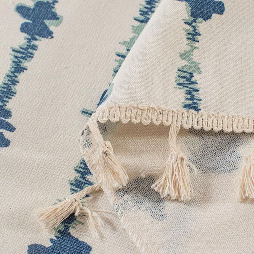 MarisBlau: Tendaggi blu con design geometrico e pompon – affascinanti per spazi abitativi e cucine