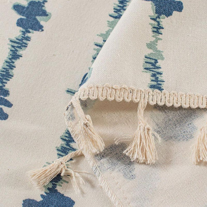 MarisBlau: Tendaggi blu con design geometrico e pompon – affascinanti per spazi abitativi e cucine