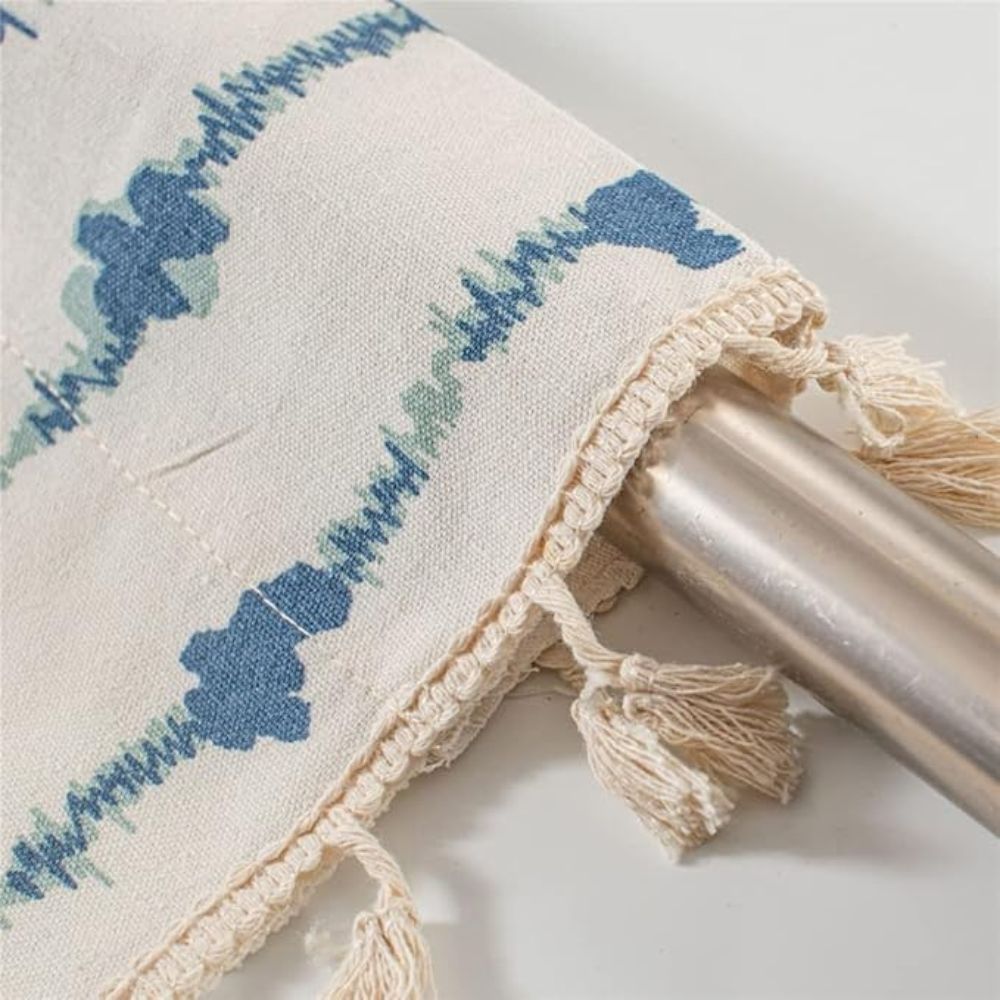 MarisBlau: Tendaggi blu con design geometrico e pompon – affascinanti per spazi abitativi e cucine