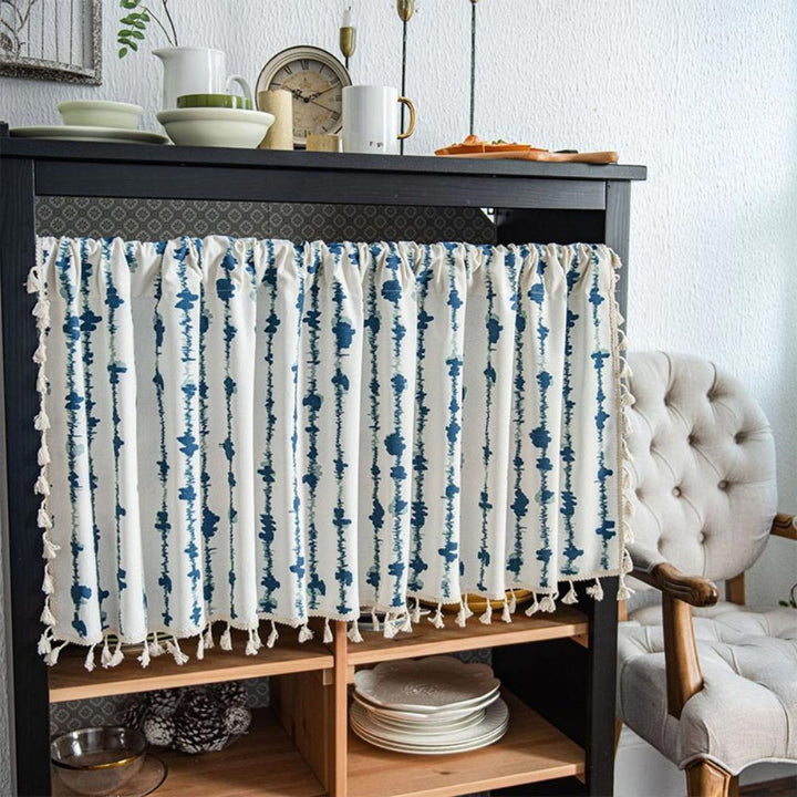 MarisBlau: Tendaggi blu con design geometrico e pompon – affascinanti per spazi abitativi e cucine