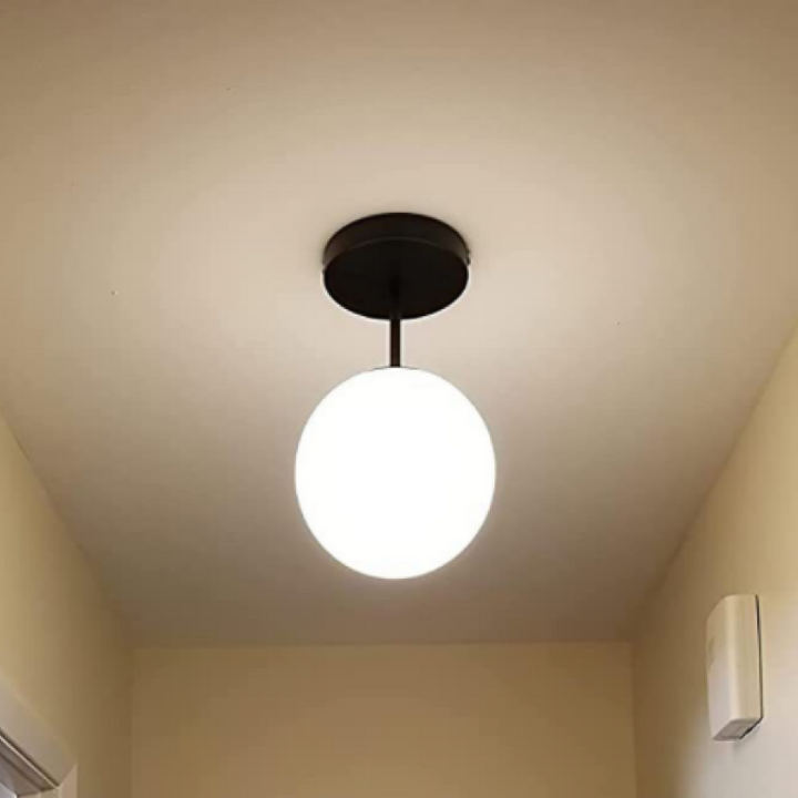 Marvella: Moderno lampadario LED con sfera di vetro e accento dorato – per camere da letto e soggiorni