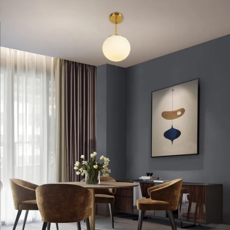 Marvella: Moderno lampadario LED con sfera di vetro e accento dorato – per camere da letto e soggiorni