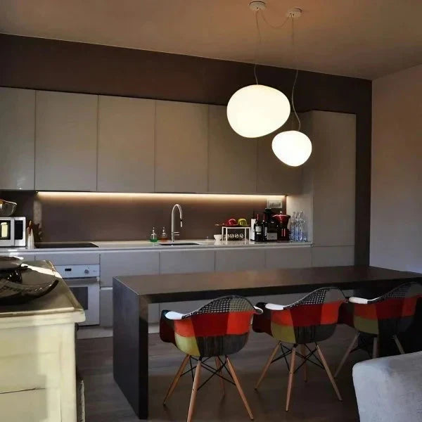 Bianco Latte – Lampada a sospensione in vetro satinato con accenti metallici – per soggiorno e sala da pranzo