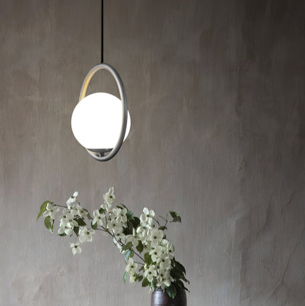 Milora: Lampada a sospensione in vetro e metallo con silhouette slanciata – per interni moderni