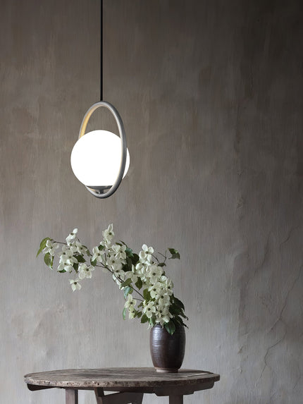 Milora: Lampada a sospensione in vetro e metallo con silhouette slanciata – per interni moderni