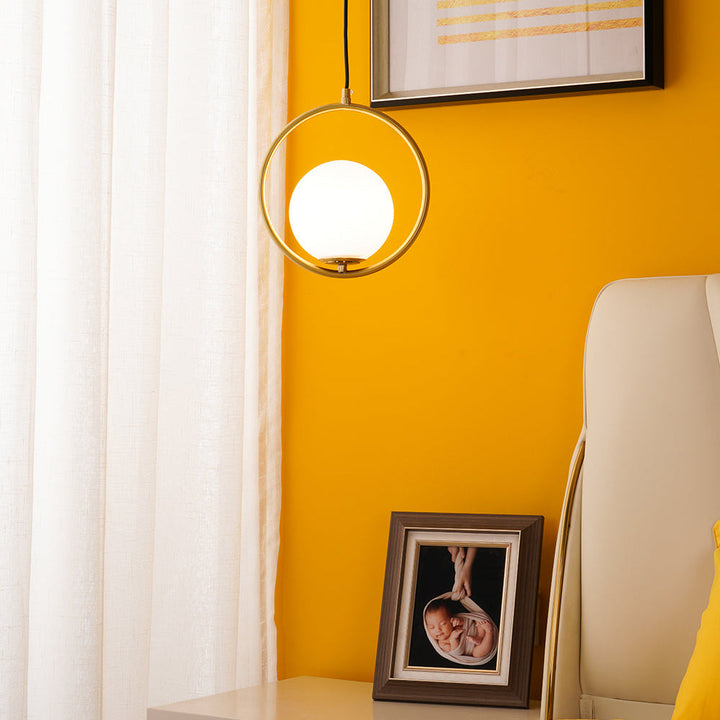 Milora: Lampada a sospensione in vetro e metallo con silhouette slanciata – per interni moderni
