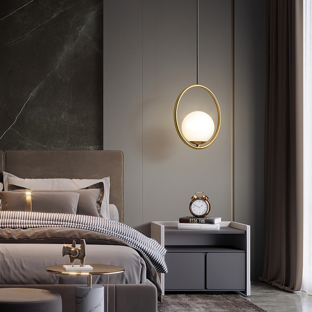 Milora: Lampada a sospensione in vetro e metallo con silhouette slanciata – per interni moderni