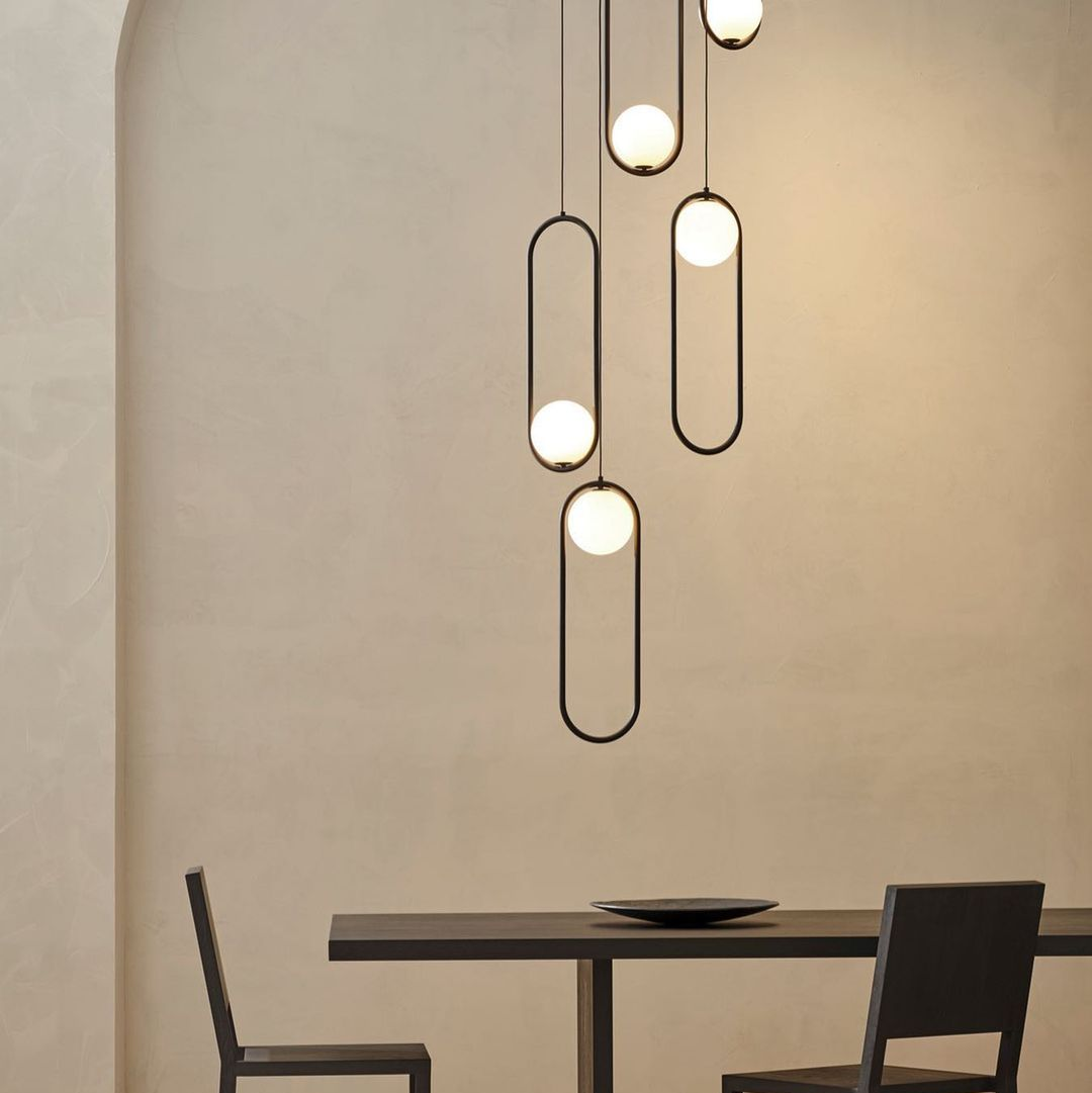 Milora: Lampada a sospensione in vetro e metallo con silhouette slanciata – per interni moderni