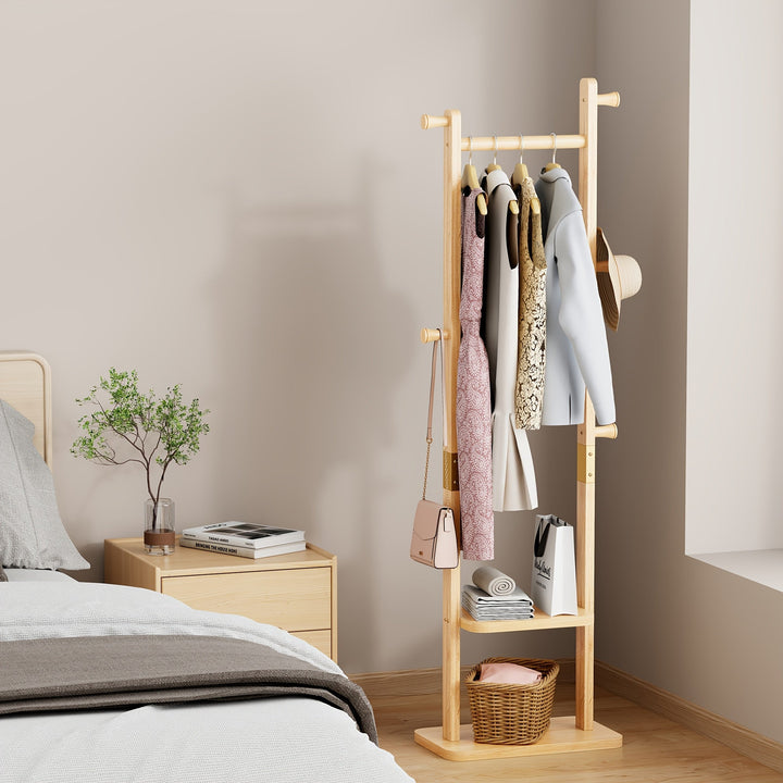 MobilHolz: Appendiabiti in legno – robusto appendiabiti in legno massello con ruote, poggiapiedi e mensole, decorativo per ingresso e camera da letto