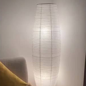 NordSäule: Lampada da terra moderna con paralume in carta di cotone e telaio in metallo, 2 fiamme LED – ideale per soggiorni e stanze di lettura
