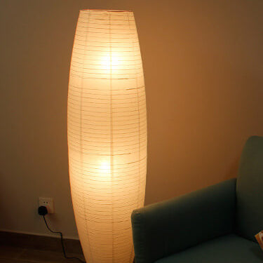 NordSäule: Lampada da terra moderna con paralume in carta di cotone e telaio in metallo, 2 fiamme LED – ideale per soggiorni e stanze di lettura