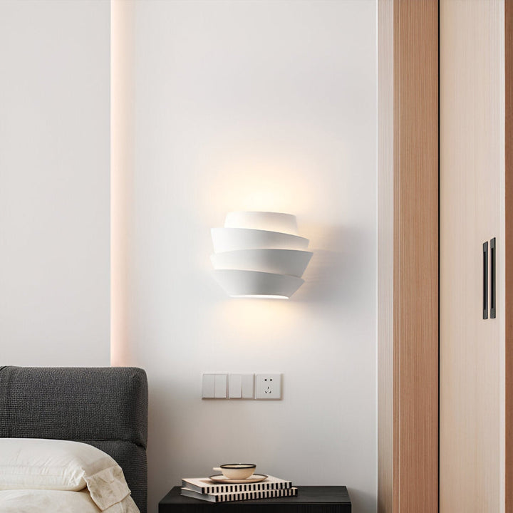 NordicGlow: Applique LED scandinava con doppio riflettore – Design minimalista per spazi eleganti