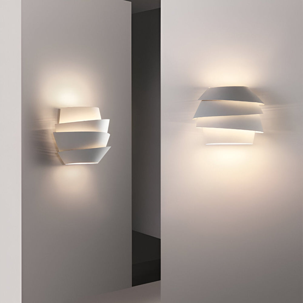 NordicGlow: Applique LED scandinava con doppio riflettore – Design minimalista per spazi eleganti