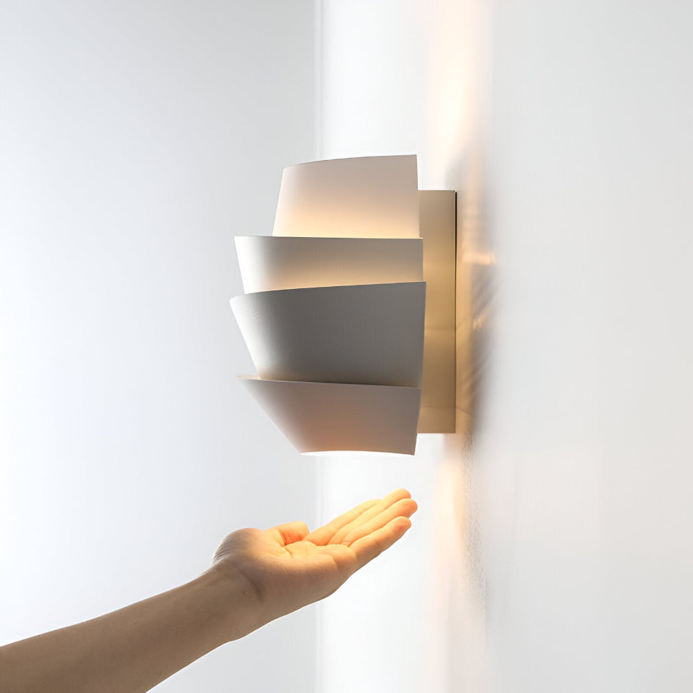 NordicGlow: Applique LED scandinava con doppio riflettore – Design minimalista per spazi eleganti