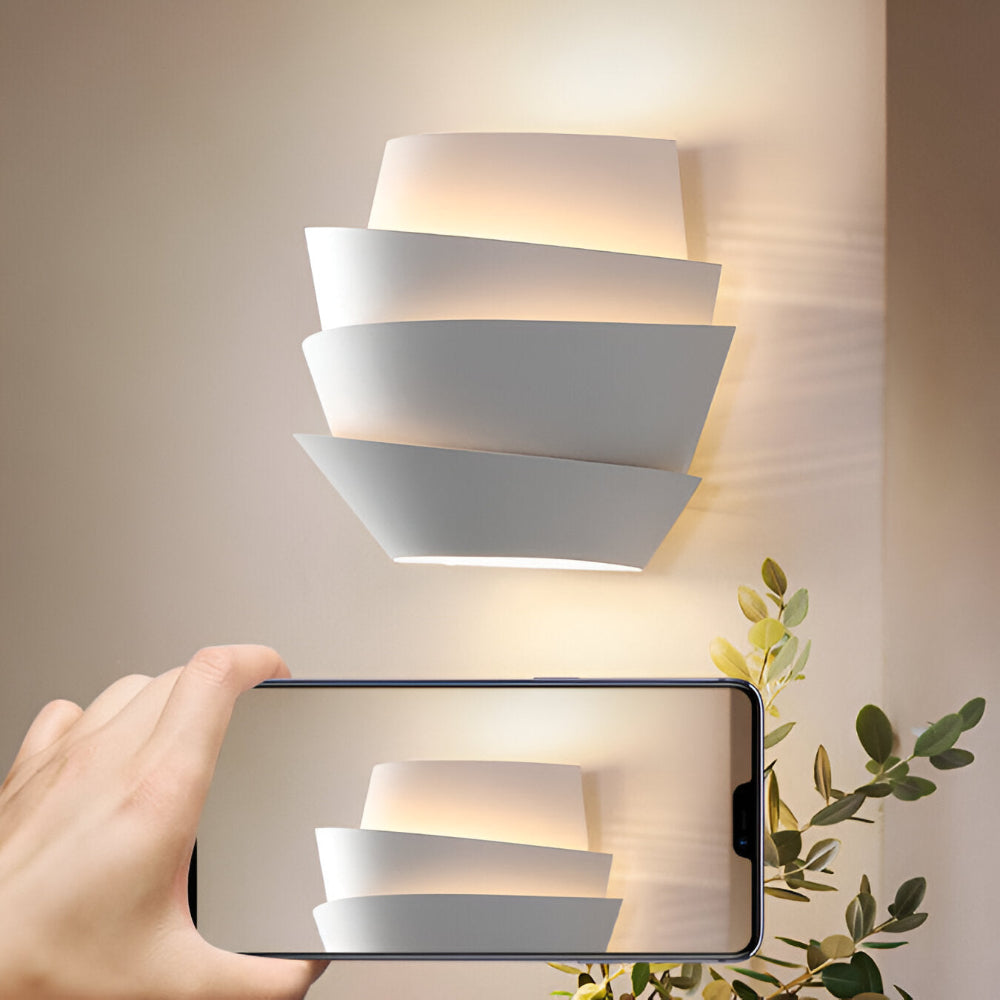 NordicGlow: Applique LED scandinava con doppio riflettore – Design minimalista per spazi eleganti