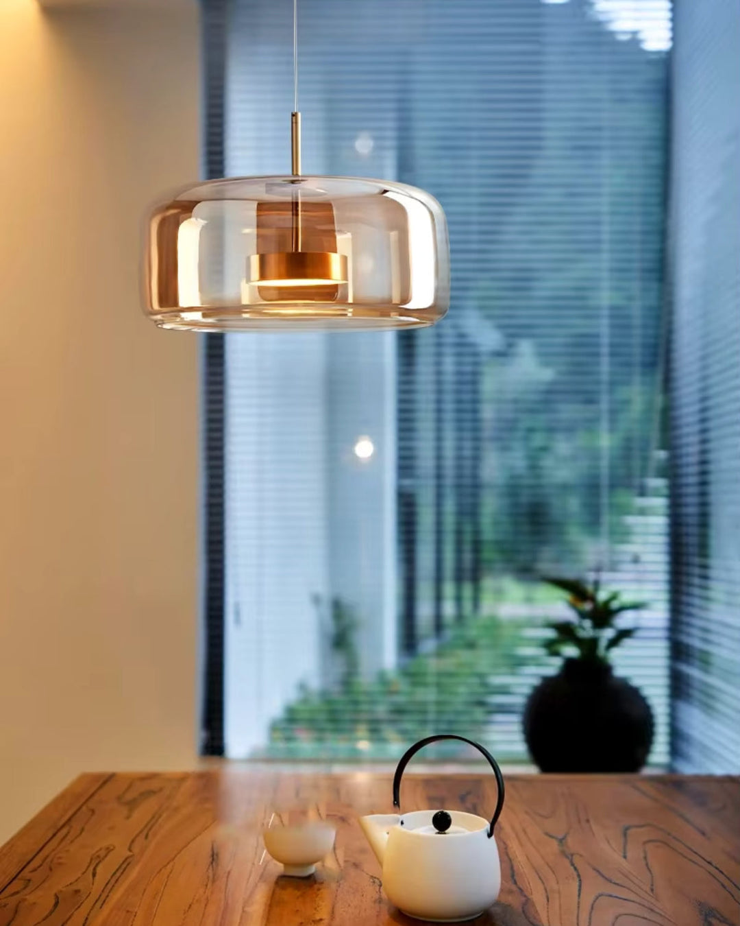 OmbraVetro: Lampada a sospensione di design in vetro fumé con luce LED bianco caldo – per soggiorno e zona pranzo