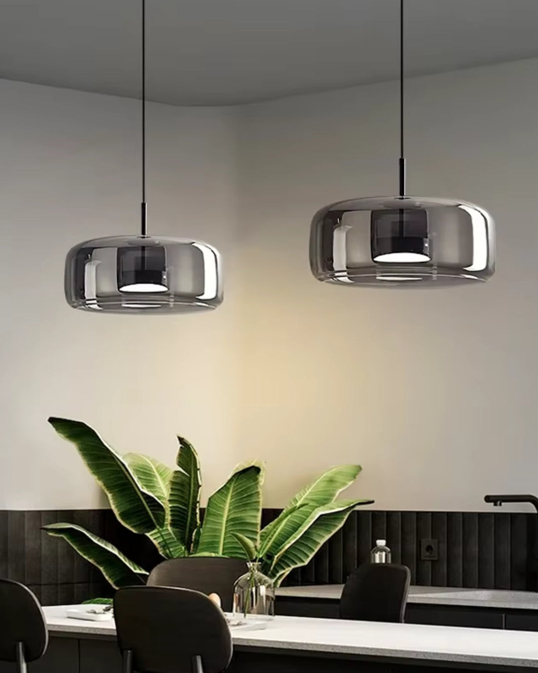 OmbraVetro: Lampada a sospensione di design in vetro fumé con luce LED bianco caldo – per soggiorno e zona pranzo