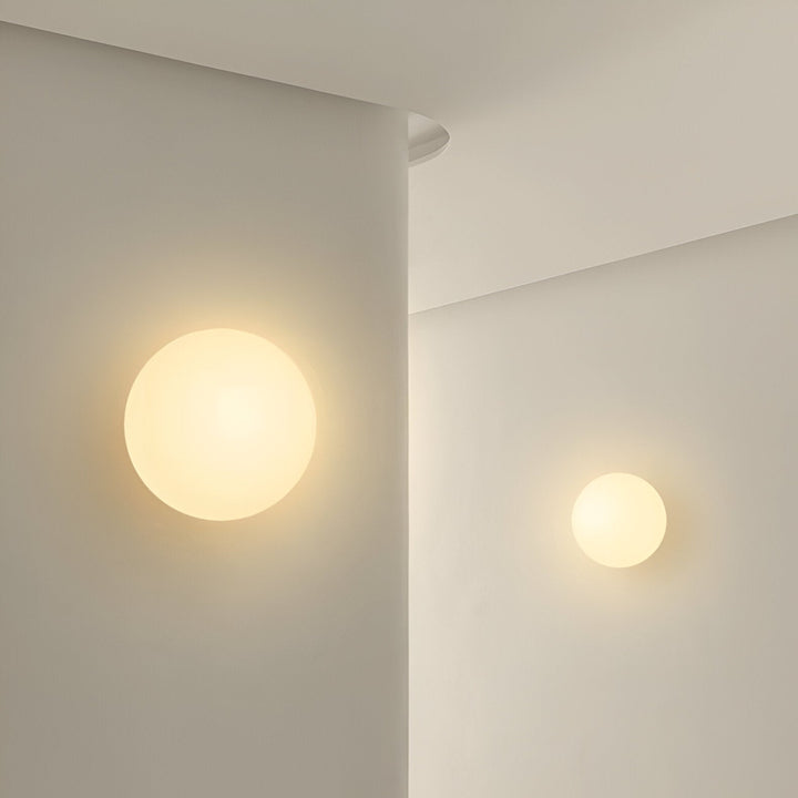 Orbique: Applique a Sfera Moderna – Lampada in Vetro Rotondo dal Design Minimalista