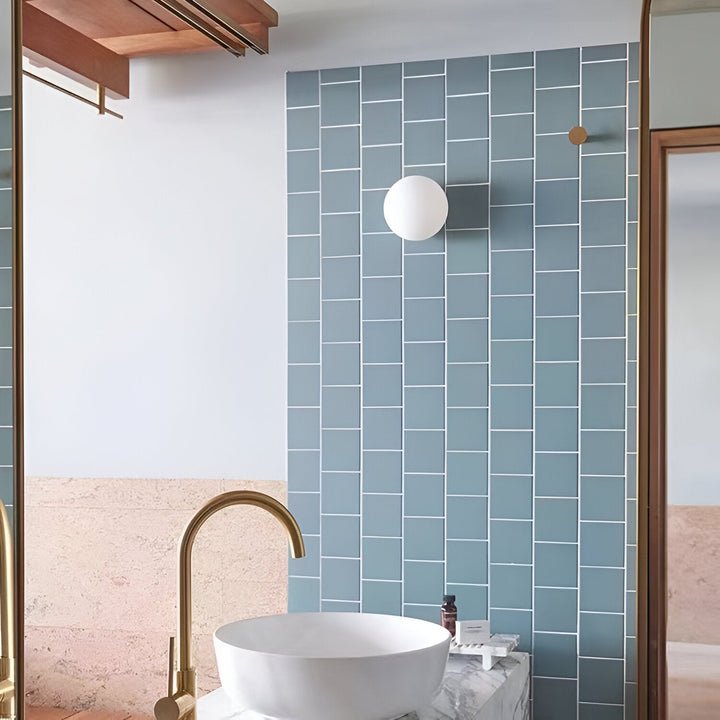Orbique: Applique a Sfera Moderna – Lampada in Vetro Rotondo dal Design Minimalista