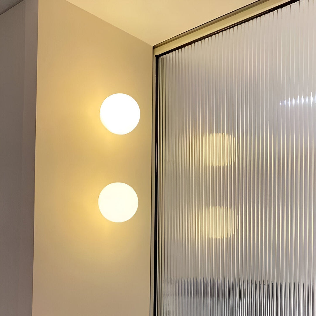 Orbique: Applique a Sfera Moderna – Lampada in Vetro Rotondo dal Design Minimalista
