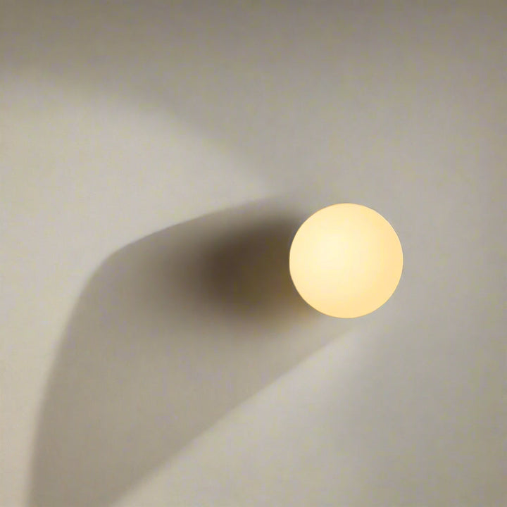 Orbique: Applique a Sfera Moderna – Lampada in Vetro Rotondo dal Design Minimalista