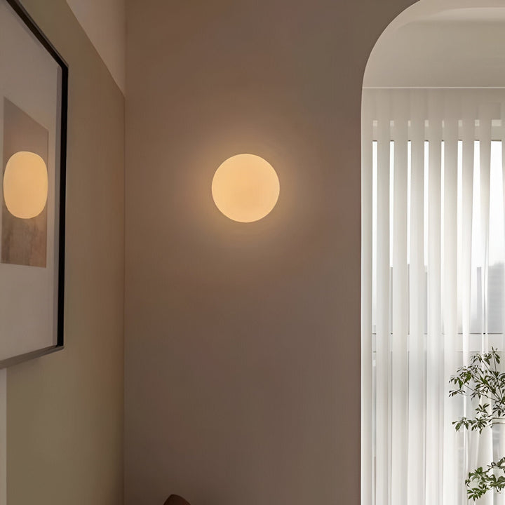 Orbique: Applique a Sfera Moderna – Lampada in Vetro Rotondo dal Design Minimalista