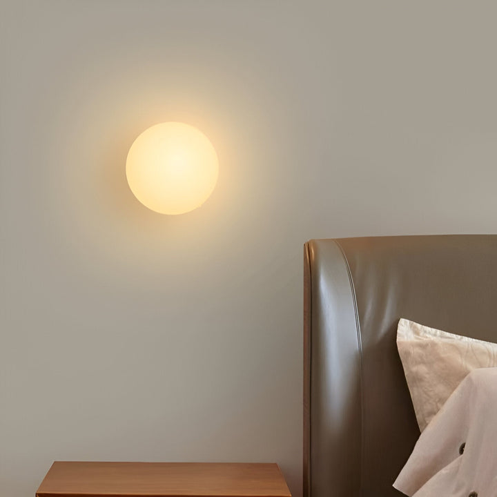 Orbique: Applique a Sfera Moderna – Lampada in Vetro Rotondo dal Design Minimalista