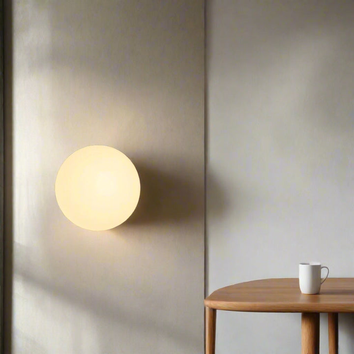Orbique: Applique a Sfera Moderna – Lampada in Vetro Rotondo dal Design Minimalista