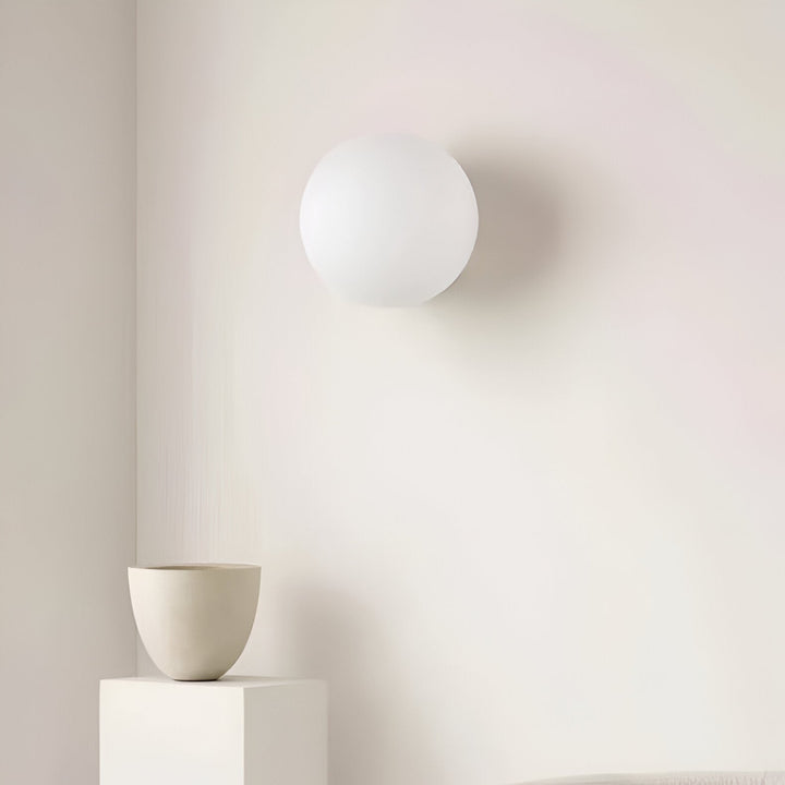 Orbique: Applique a Sfera Moderna – Lampada in Vetro Rotondo dal Design Minimalista