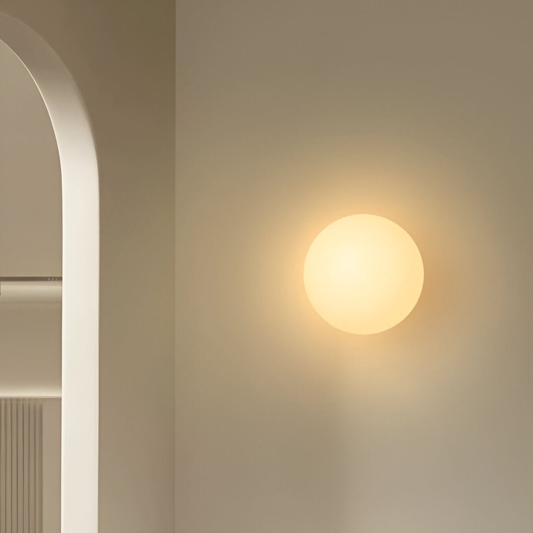 Orbique: Applique a Sfera Moderna – Lampada in Vetro Rotondo dal Design Minimalista