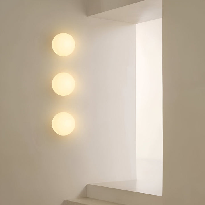 Orbique: Applique a Sfera Moderna – Lampada in Vetro Rotondo dal Design Minimalista