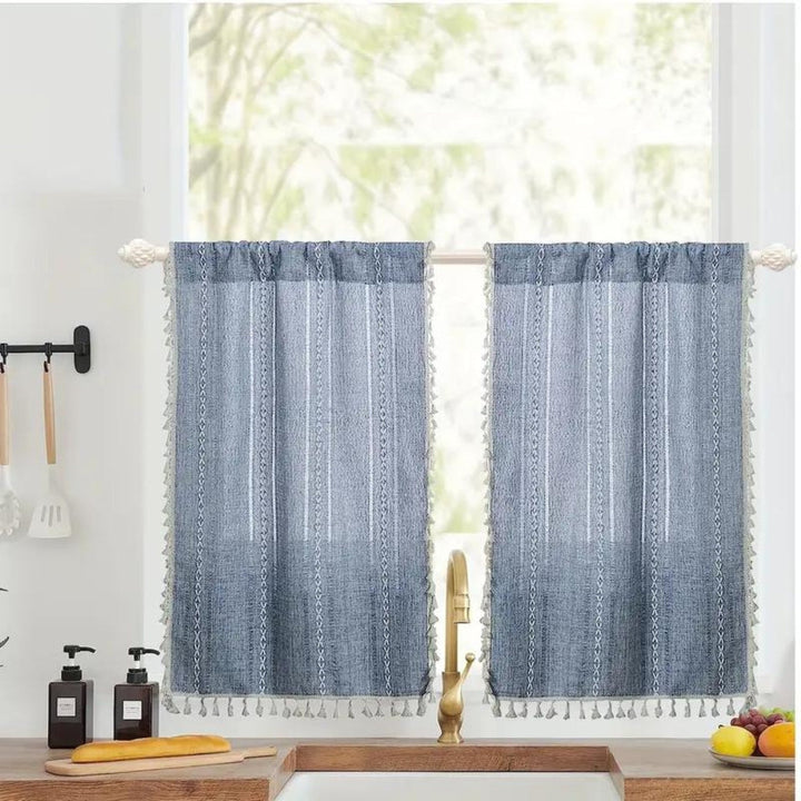 Pastorale: Tende in stile country con righe e frange – eleganti per finestre di cucina